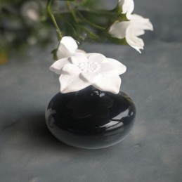 Diffuseur capillaire en céramique noire avec fleur en plâtre pour parfum d'ambiance