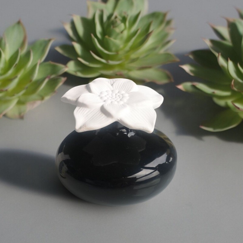 Diffuseur capillaire en céramique noire avec fleur en plâtre pour parfum d'ambiance